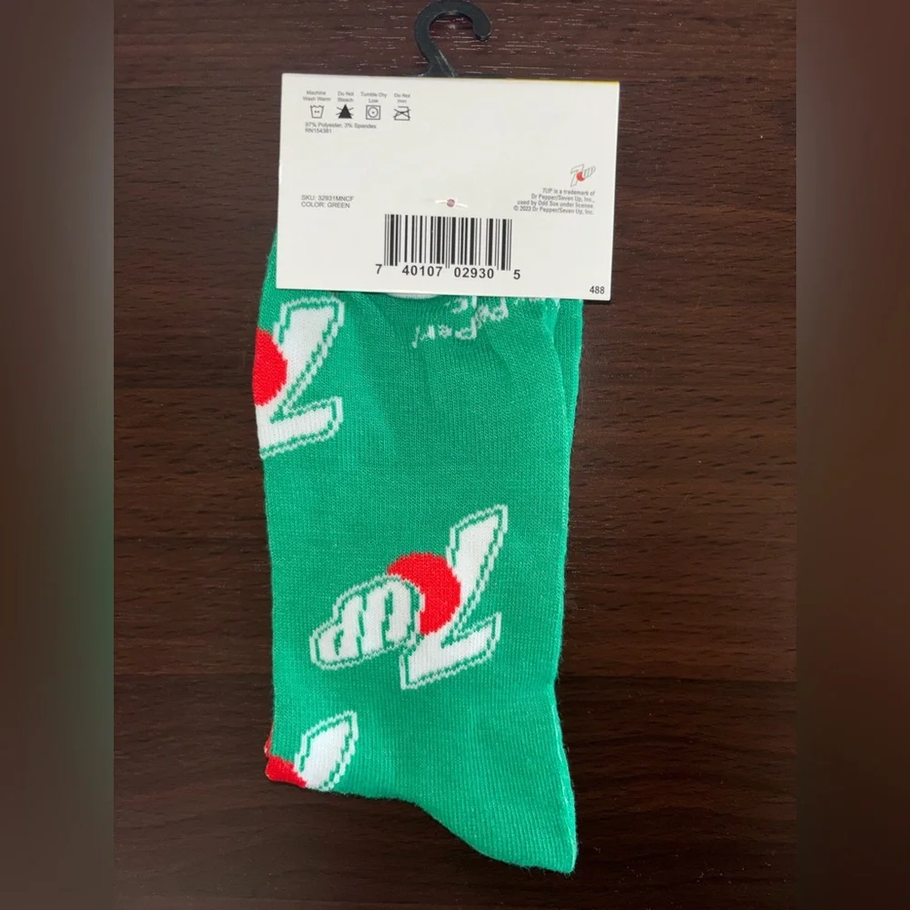 7UP NOVELTY CREW SOCKS NWT MEN’S SHOE SIZE 6-12